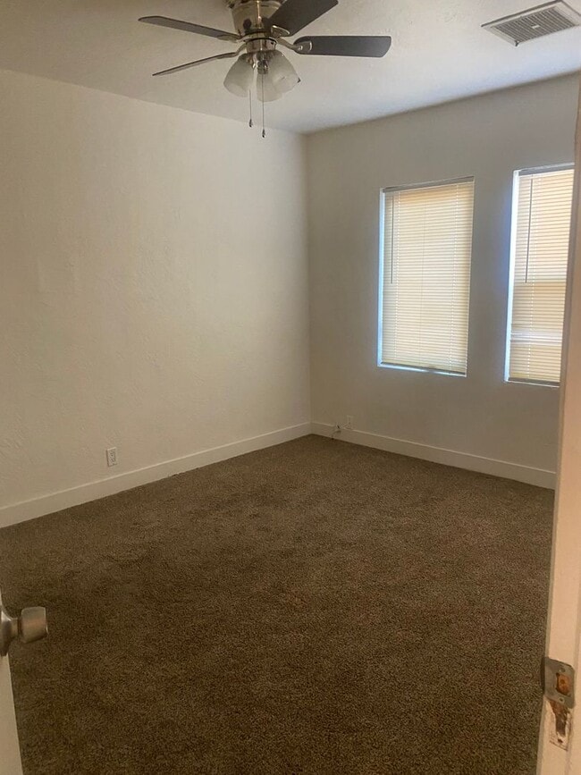 Building Photo - Darling Unit For Rent in Bakersfield