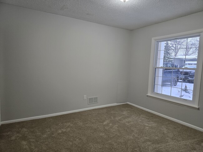 Building Photo - 5570 Shorewood Ln