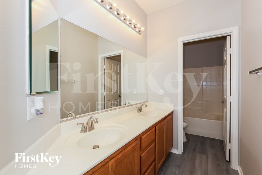 Building Photo - 609 Fiesta Del Rey Ave