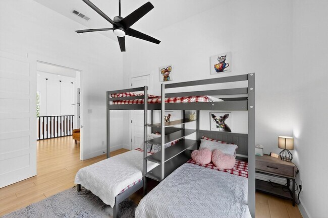 Building Photo - 3946 N Cresthaven Rd