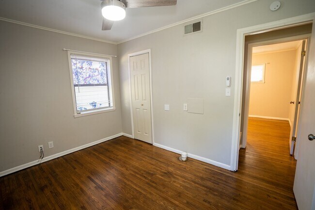 Building Photo - 3 Bed 1 Bath MIDTOWN home!!
