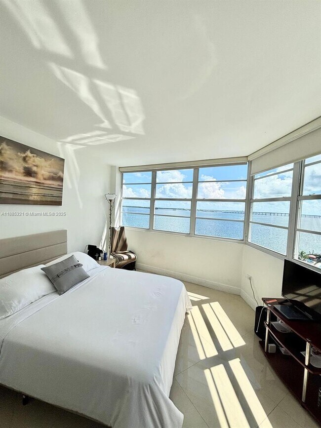 Building Photo - 801 Brickell Bay Dr