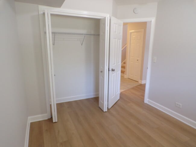 Building Photo - 891 Essex Cir