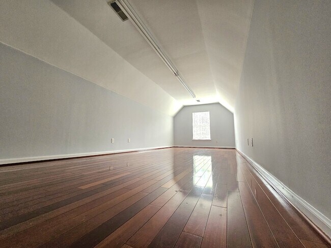 Building Photo - 2408 Bayview Dr