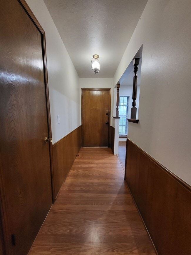 Building Photo - (3) Bed/(2) Bath in Southern Hills w/ (2) Living Areas and Storm Shelter!