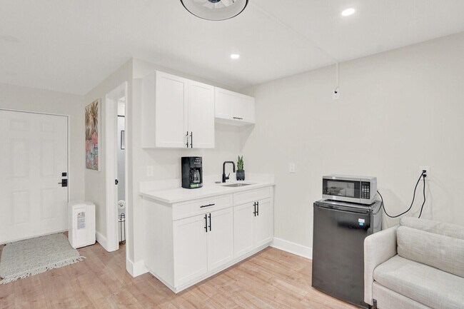 Building Photo - 727 Fernwood Dr