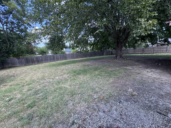 Building Photo - 2308 Avondale Dr