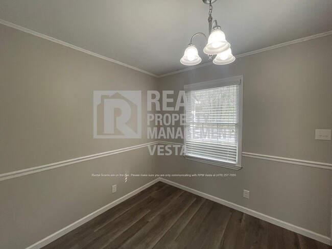 Building Photo - Recently Renovated North Macon Townhouse!