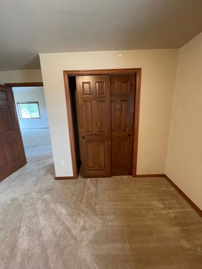 Building Photo - 2 Bedroom, 2 Bathroom Upper Available
