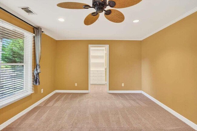 Building Photo - 1200 Cresthaven Ln NW