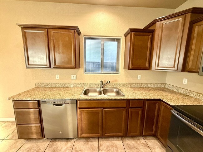 Building Photo - Beautiful 3 Bedroom with 3 Car Garage- Available Now!