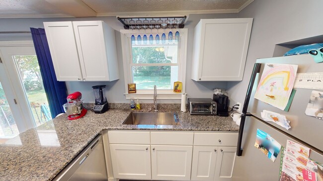 Building Photo - Fully Renovated 3 Bedroom GEM close to sho...