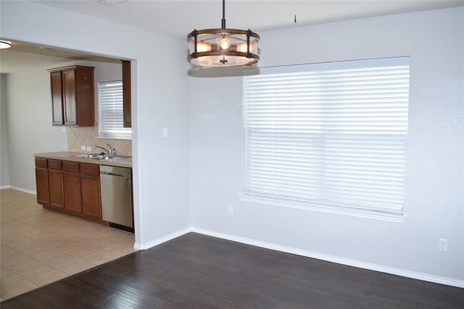 Building Photo - 375 Housefinch Loop