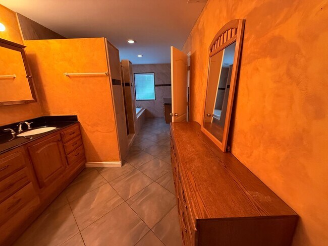 Building Photo - 9 Rooms  6 Bedroom 4 baths Granite Kitchen Executive Home For $5990