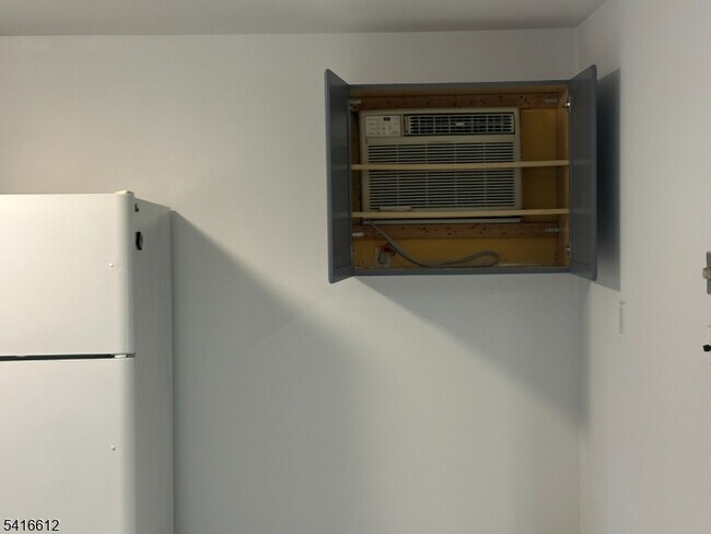 Building Photo - 18 Montrose Ave