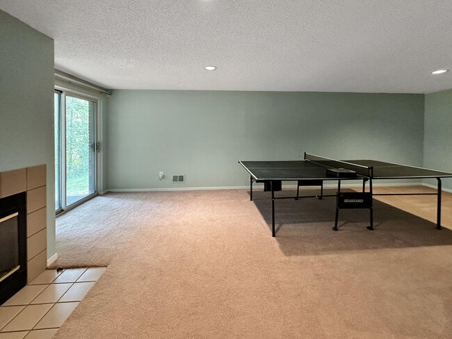 Building Photo - 41589 Sleepy Hollow Dr