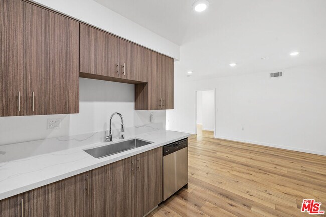 Building Photo - 5229 Willowcrest Ave