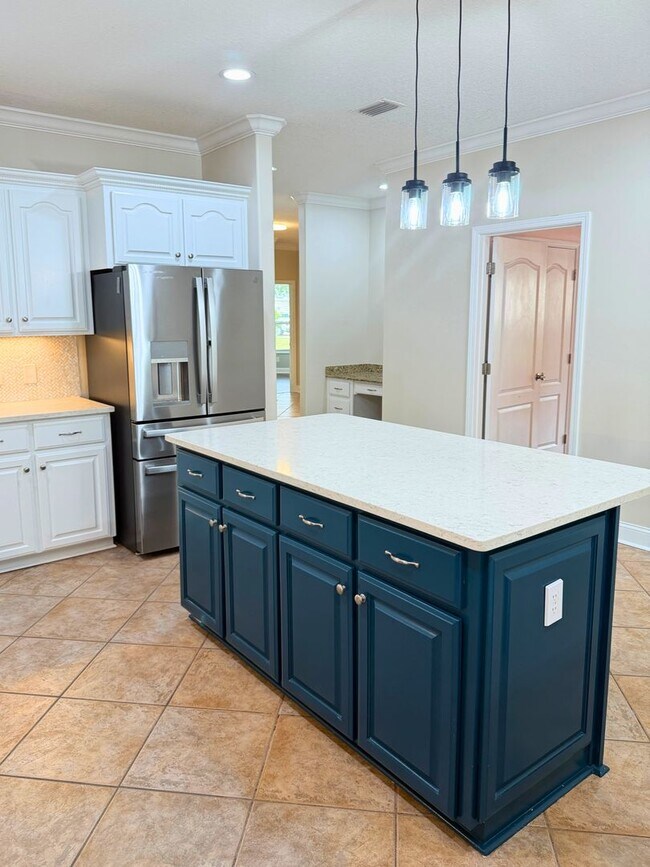 Building Photo - Rare find! 4/3 with amenities!