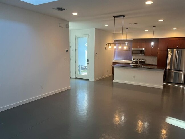 Building Photo - 1105 Altum St