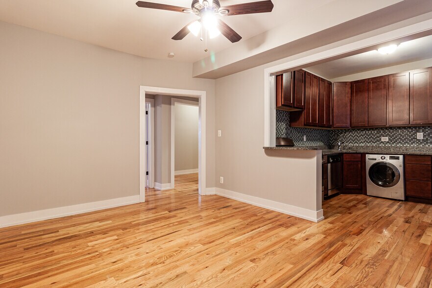 Building Photo - 3519 N Racine Ave