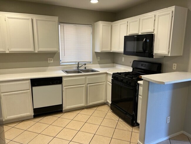 Building Photo - 3 Bedroom located in Gated Community!!