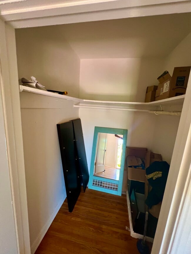 WALK IN CLOSET - 2441 10th St