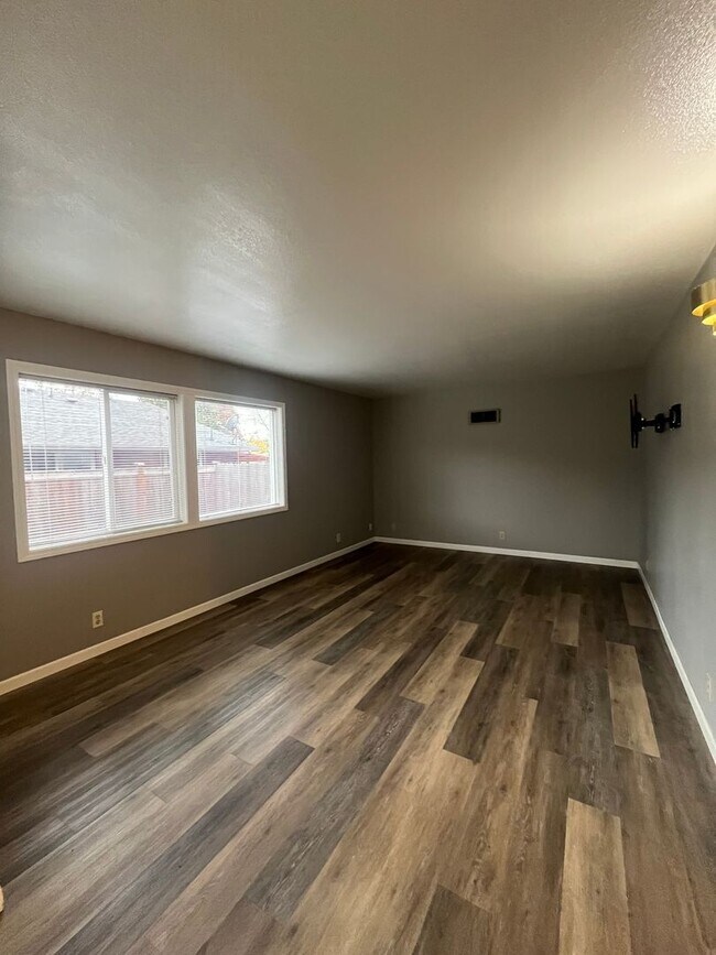 Building Photo - 2-Bedroom 1 1/2-Bathroom townhouse style d...