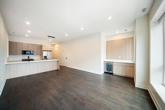 Building Photo - 412 E 50th Pl