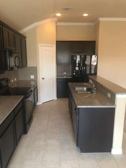 Kitchen - 3701 Cotton Patch Dr