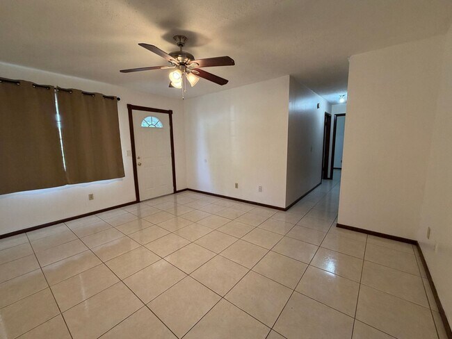 Building Photo - 2036 Las Palmas Cir