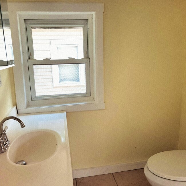 Building Photo - 438 S Powell Ave