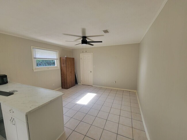 Building Photo - 225 Pecan Dr