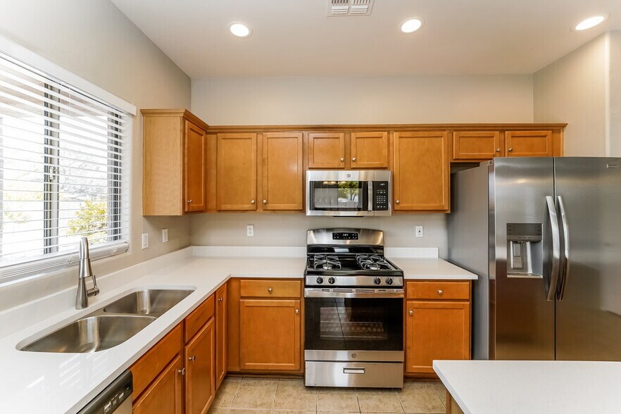 Building Photo - 60639 E Eagle Heights Dr