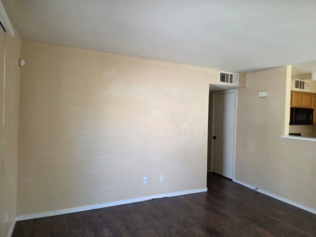 Building Photo - Welcome Home To Canyon Willow