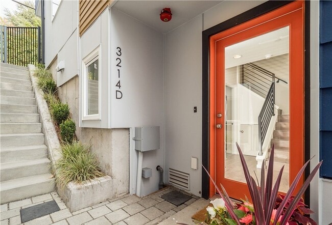 Building Photo - Luxury 3-Bed Interbay Townhome
