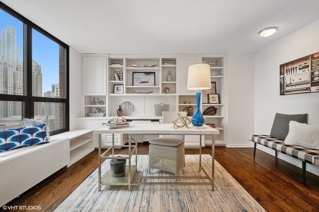 Building Photo - 901 S Plymouth Ct