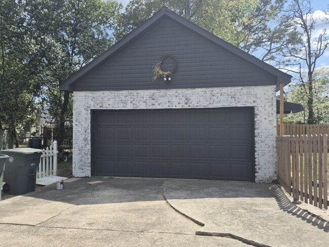 Building Photo - 2439 Dartmouth Dr