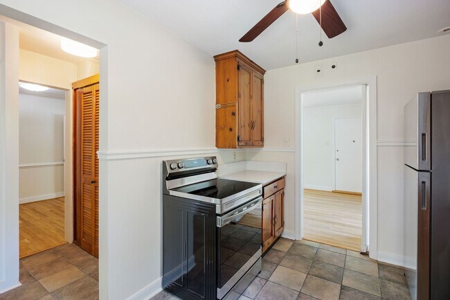 Building Photo - Beautiful 2 Bedroom Corner Lot of Park Ave! ***Available Late June 2026***