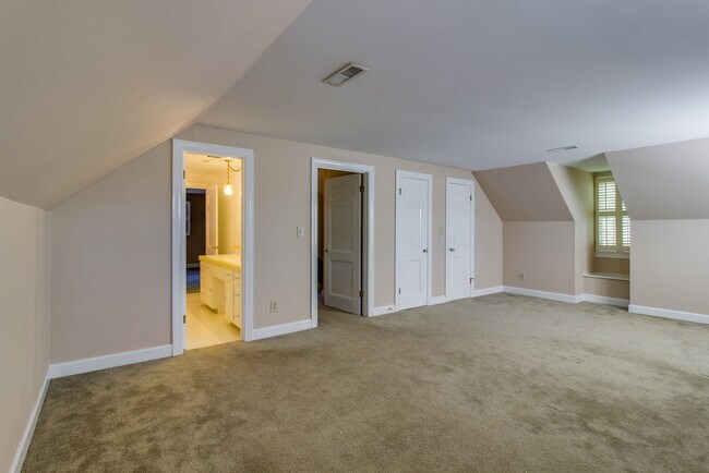 Building Photo - Huge Yard and Privacy, Right on Hillsboro Road at Fieldstone Farms!