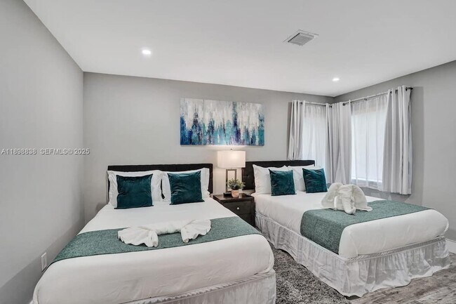 Building Photo - 1321 S 16th Ave