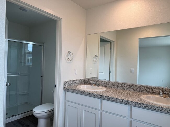 Building Photo - 3 Bed 2.5 Ba 2 Car Garage in Roseville!