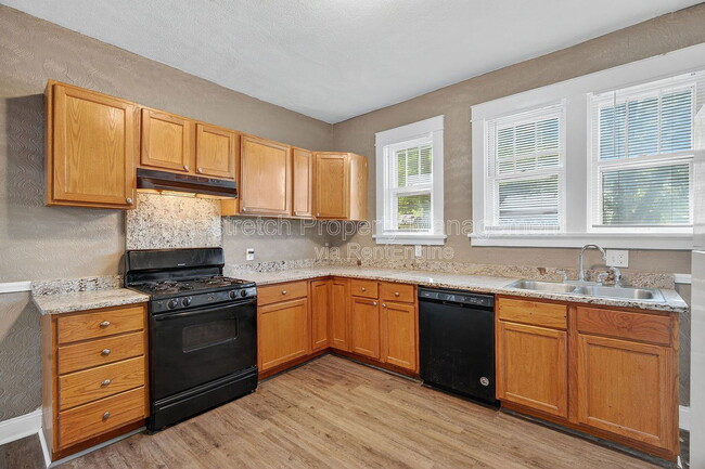 Building Photo - 2330 Hord Ave