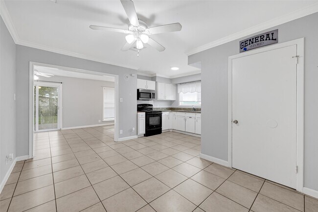 Building Photo - 3806 Kaplan Dr