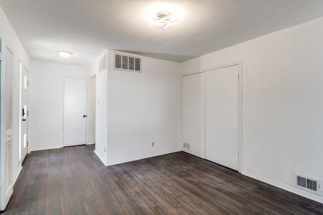 Building Photo - 15825 El Estado Dr