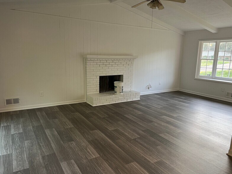 Building Photo - 3150 Sandy Plains Rd