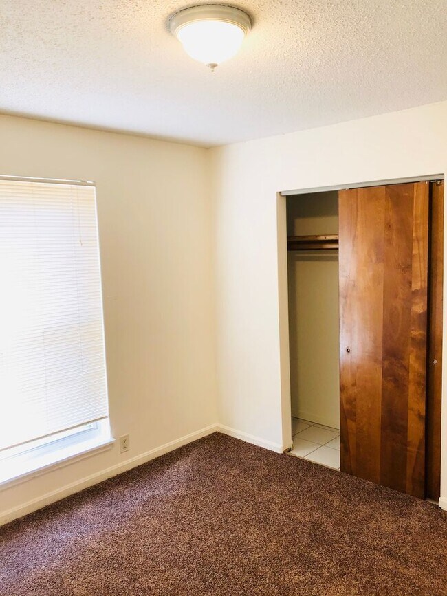 Building Photo - Spacious Apartment!