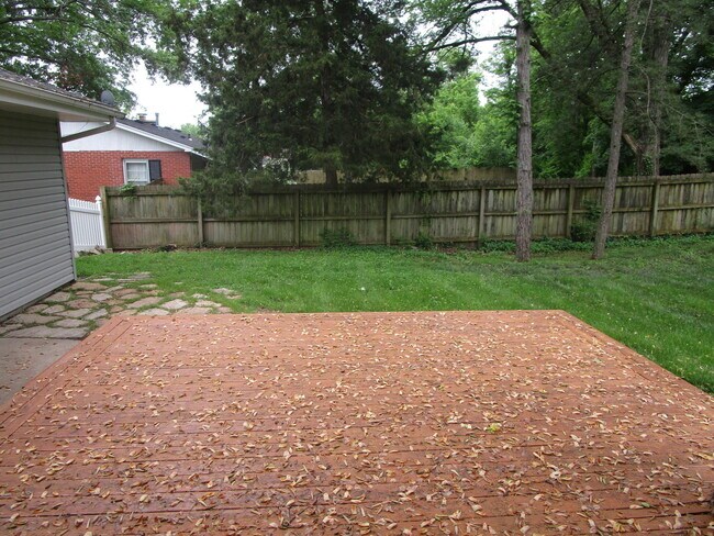 Building Photo - 305 Manor Dr
