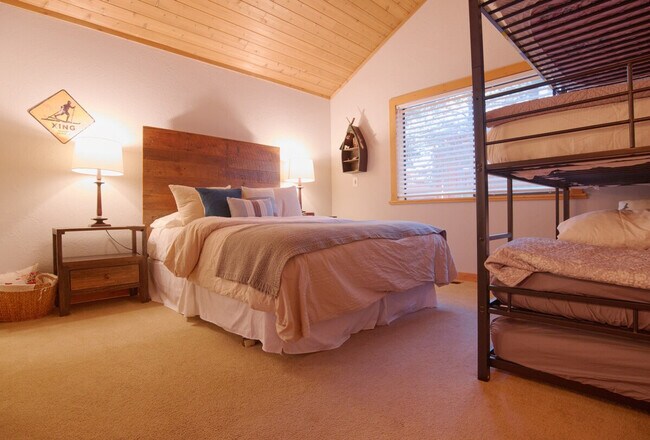 Building Photo - 14745 Davos Dr