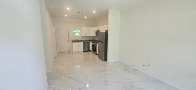 Building Photo - Great Location  2/1 Single Family Home