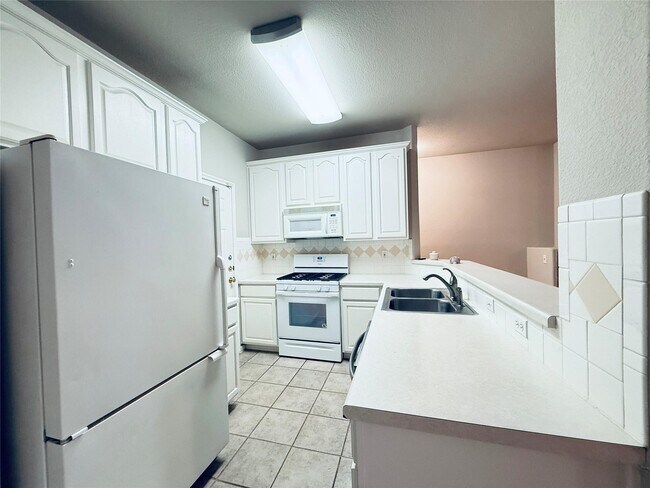 Building Photo - 2100 Pipers Field Dr